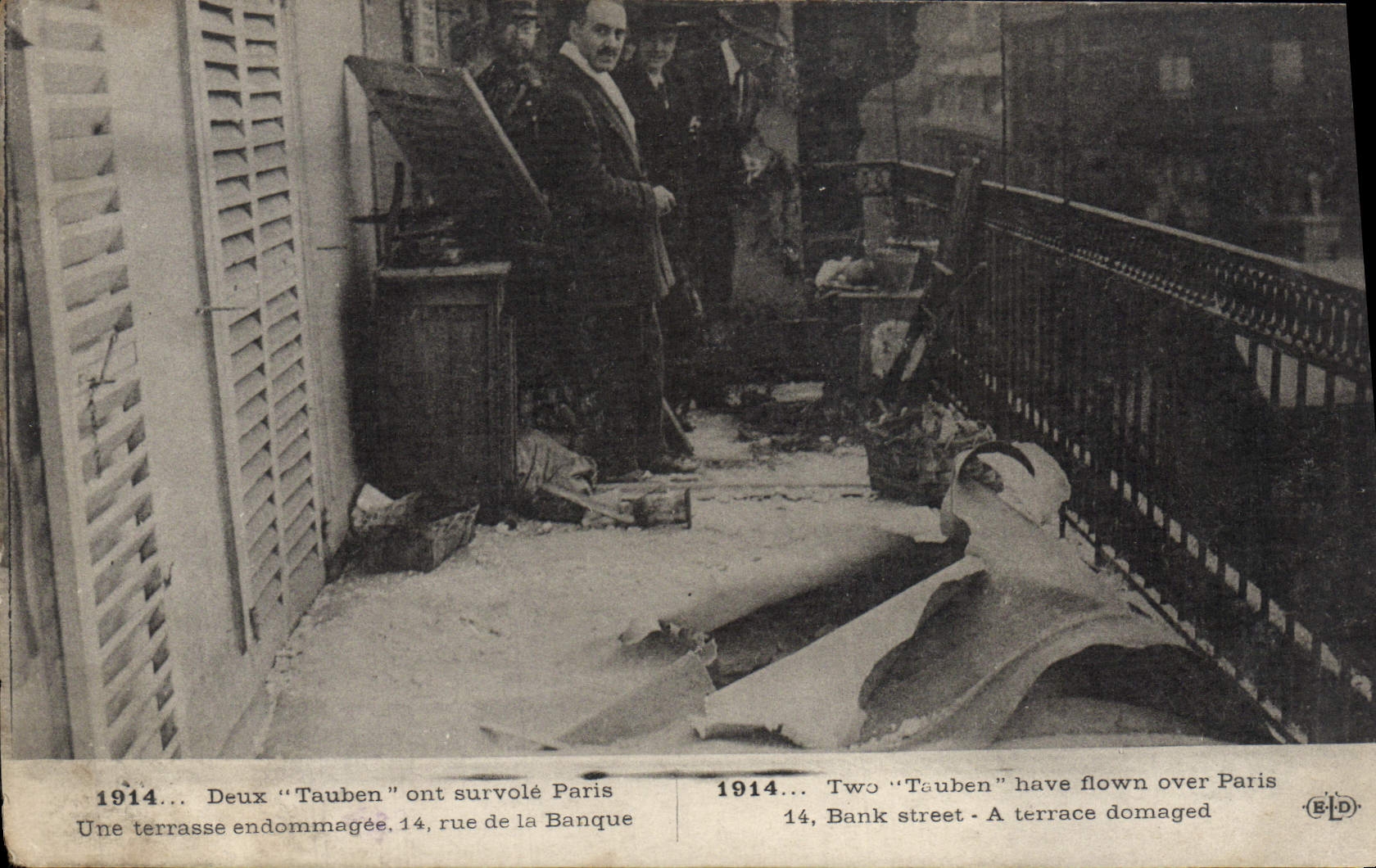 CPA Deux Tauben Ont Survole Paris Une terrasse endommagee Rue de la Banque Paris 