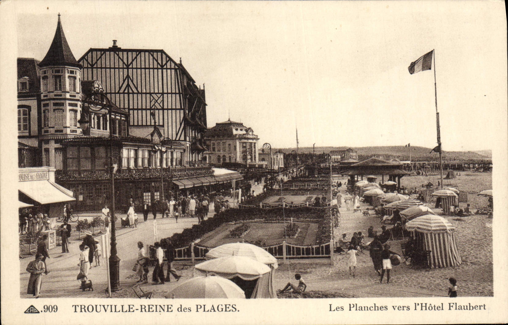 CPA Trouville Reine Des Plages Les planches vers l'Hotel Flaubert