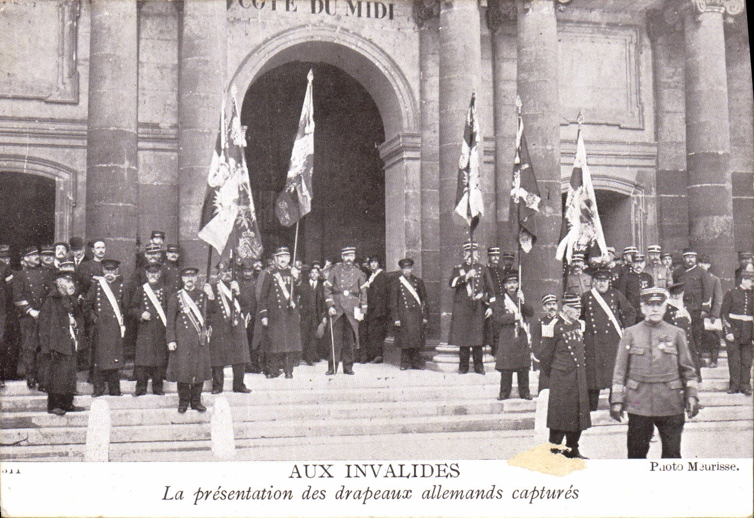 CPA Aux Invalides La Presentation Des Drapeaux Allemands captures Militaria