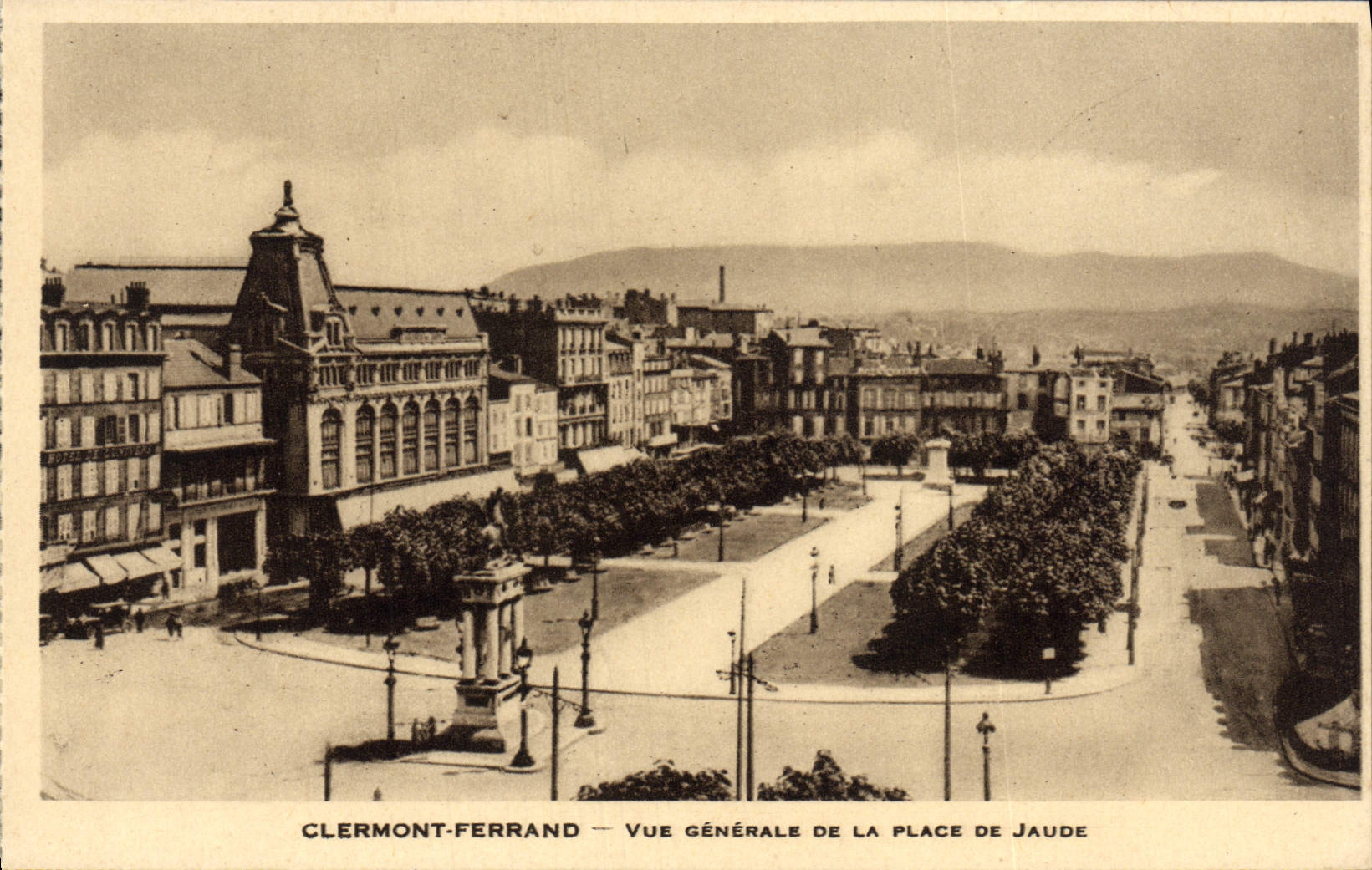General vista Clermont-Ferrand de la POSTAL de la VENDIMIA del lugar De Jaude