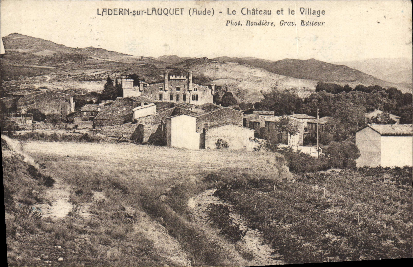 CPA Ladern Sur Lauquet Le chateau et le village