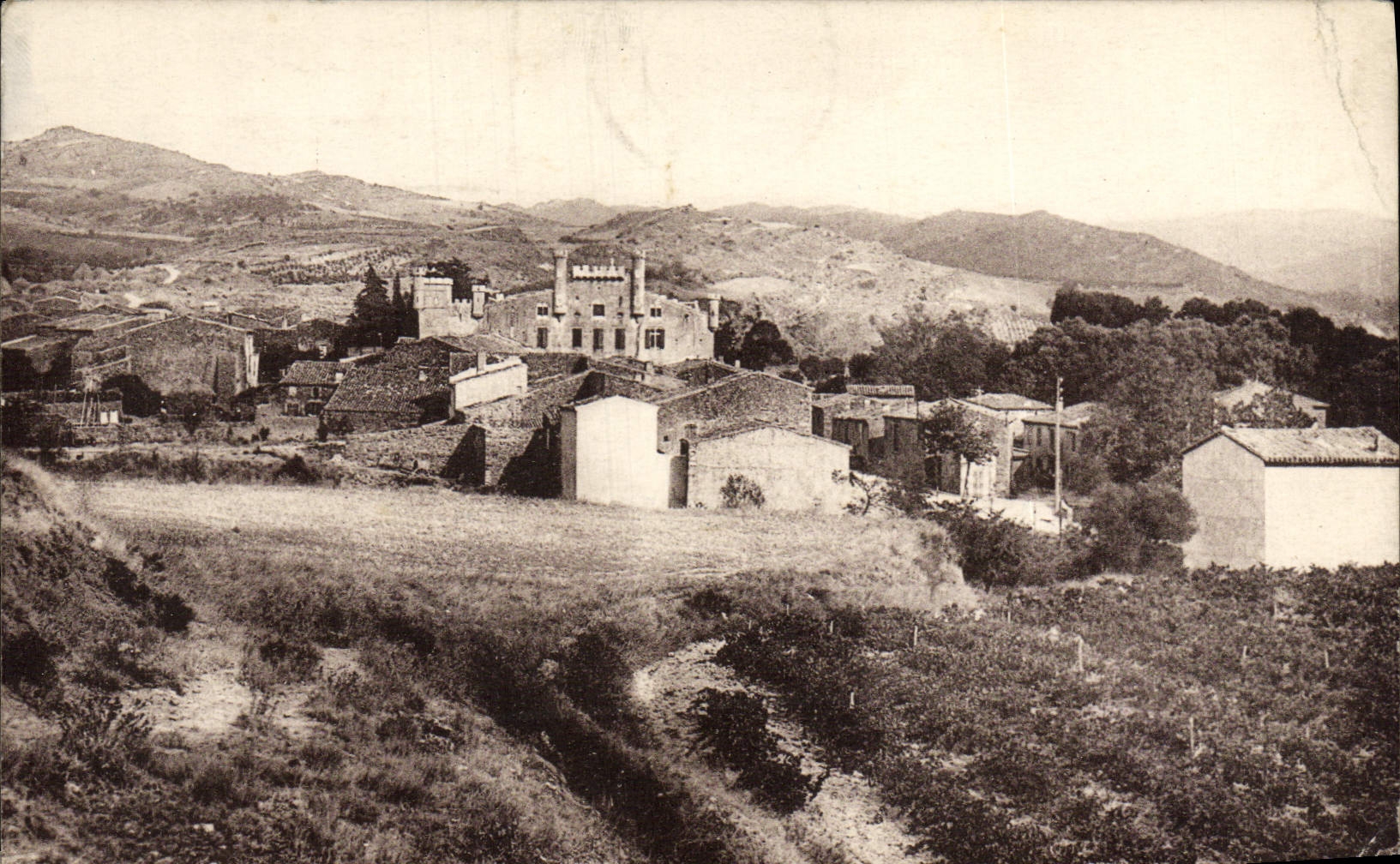 CPA Ladern Sur Lauquet Le chateau et le village