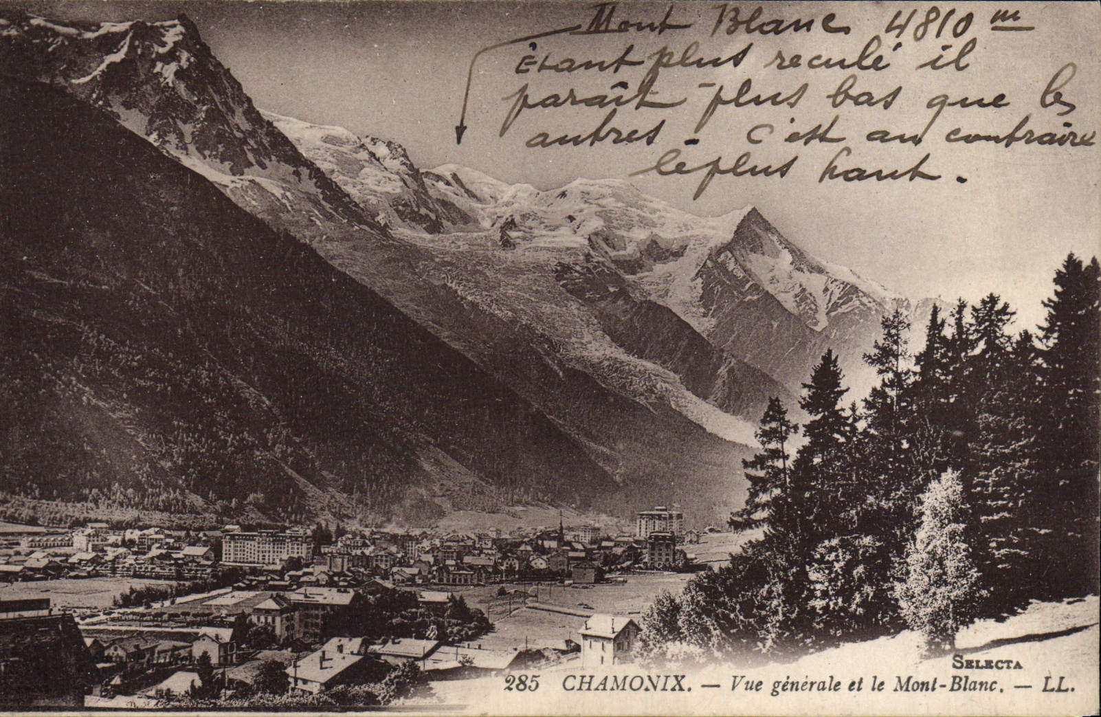 CPA Chamonix Vue Generale Et Le Mont Blanc