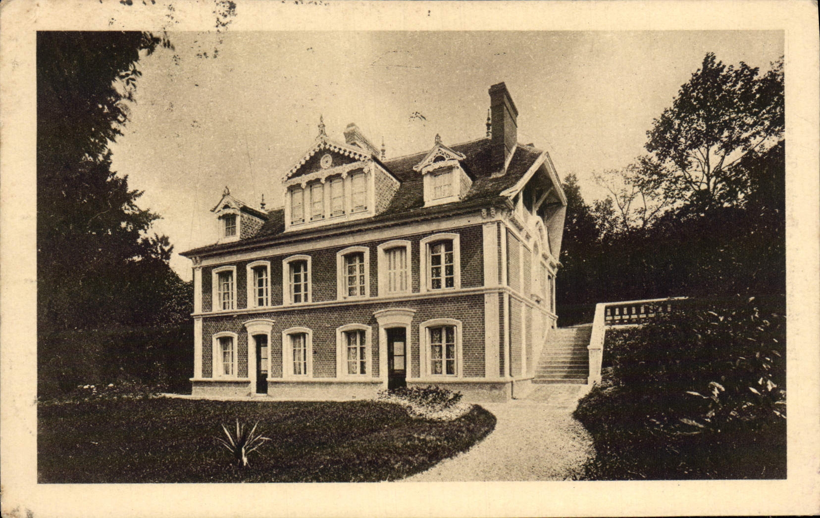 CPA Lisieux Les Buissonnets Facade et terrasse