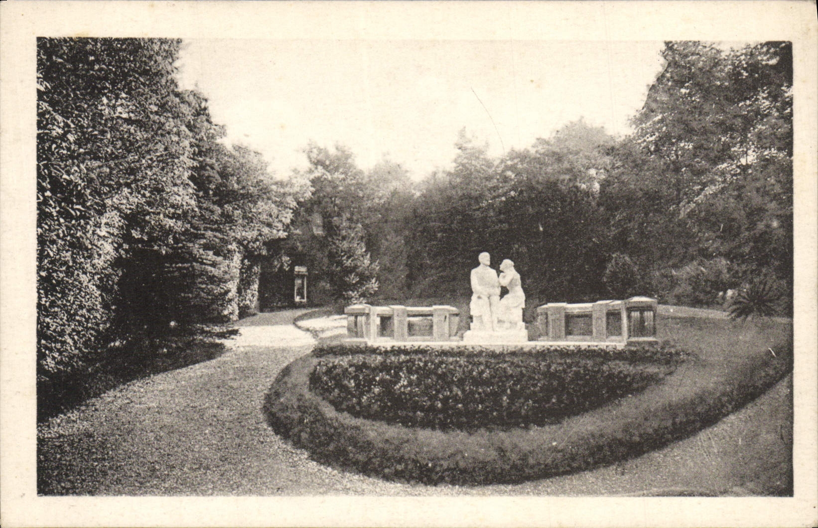 CPA Le Jardin Des Buissonnets Le Monument Lisieux