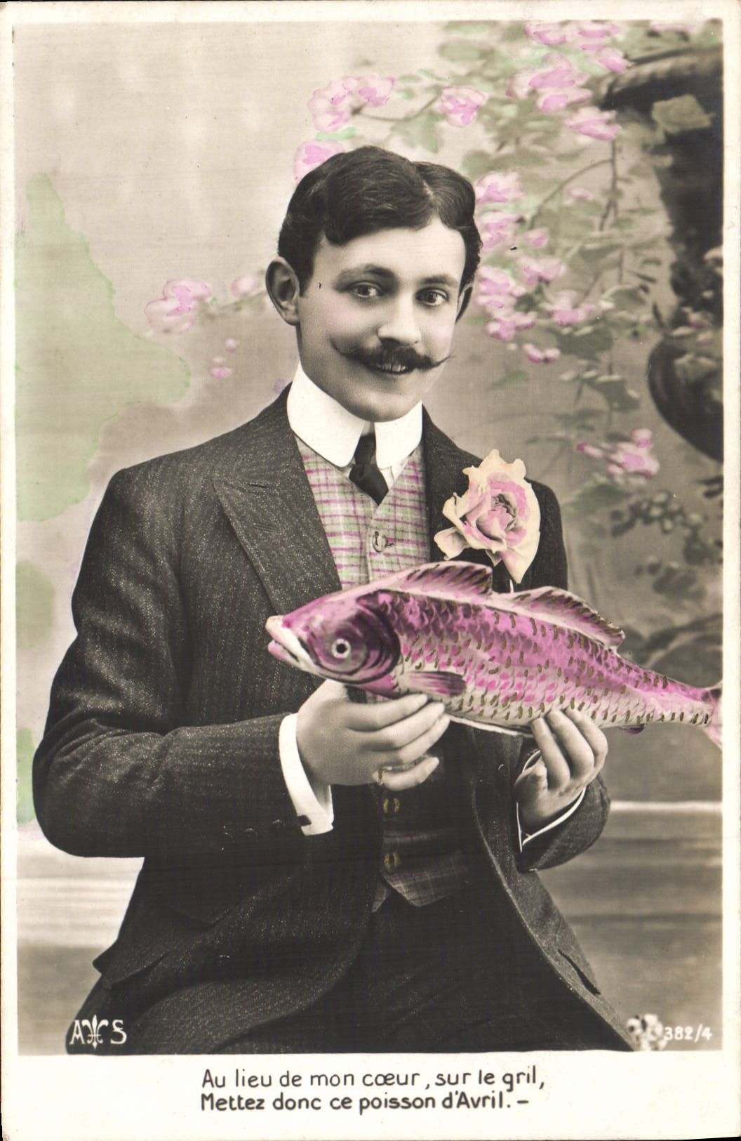 CPA Fantaisie Homme Poisson Au lieu de mon coeur sur le gril 