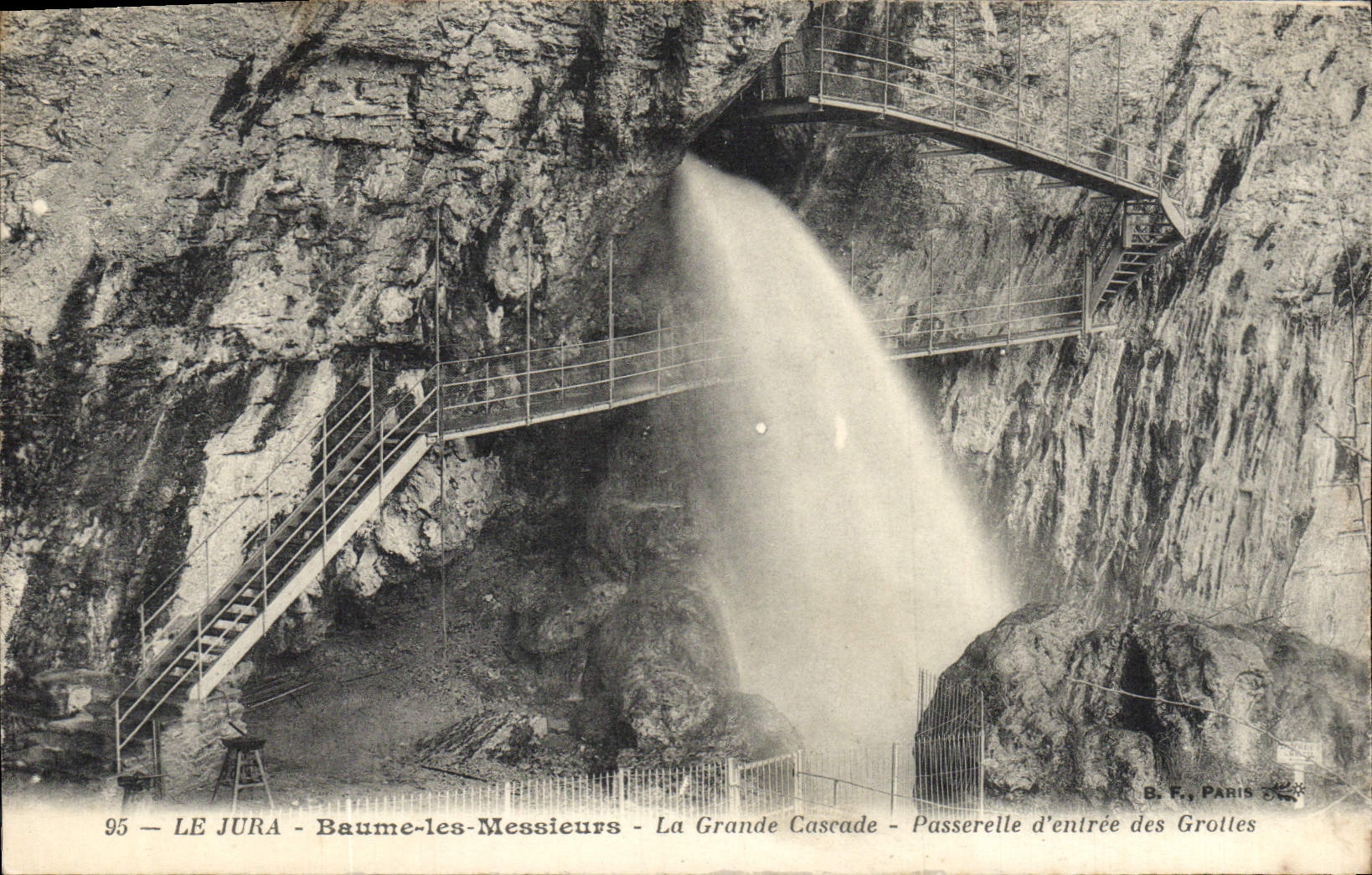 CPA Le Jura Baume les Messieurs La Grande Cascade Passerelle d'entree des grottes