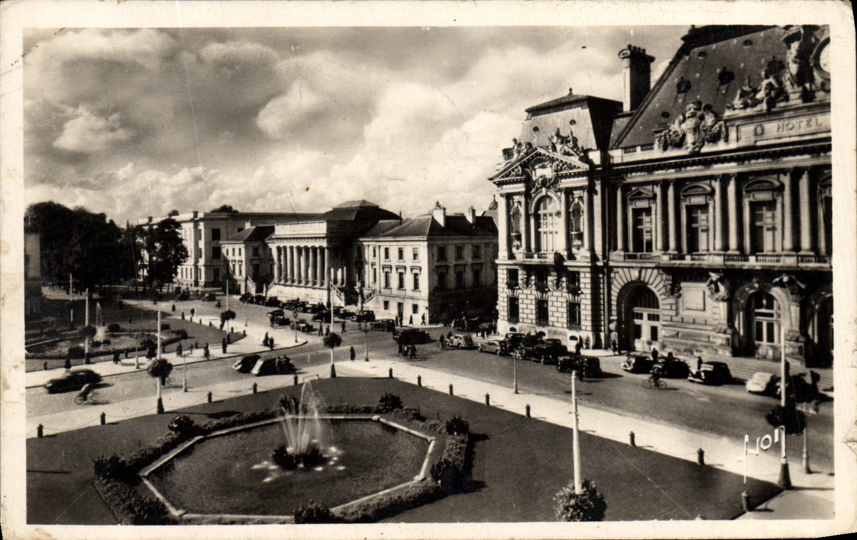 VINTAGE POSTCARD Tours Town hall and Law courts