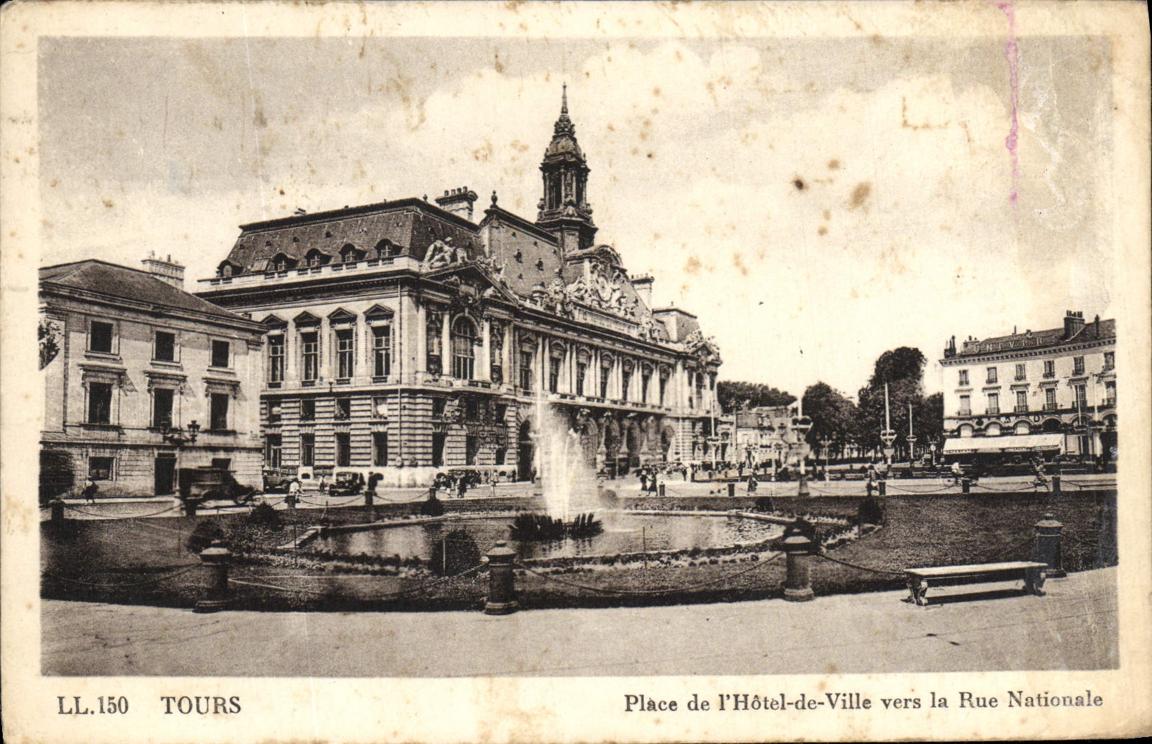 CPA Tours Place de lHotel de Ville vers la Rue Nationale 