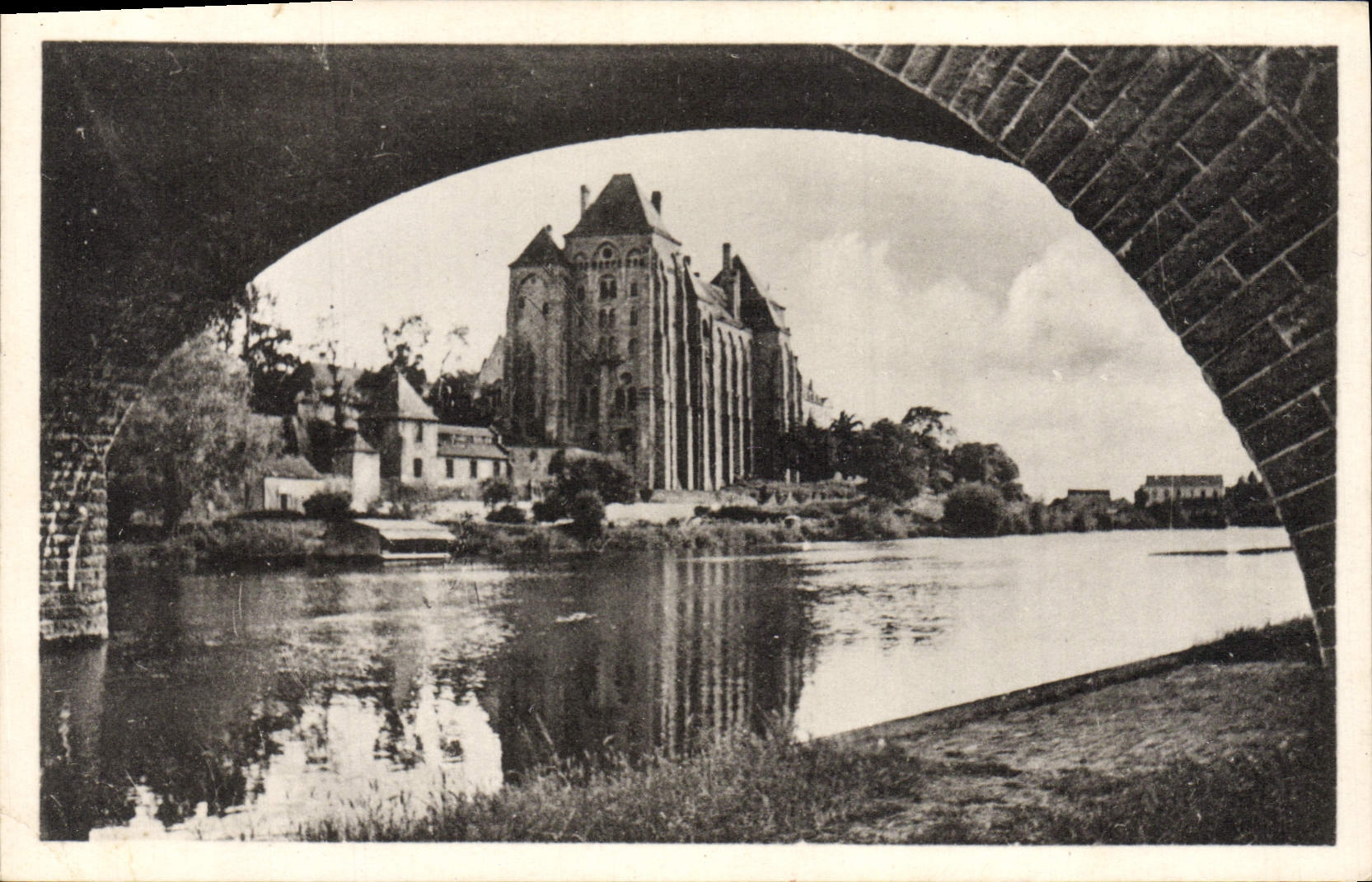 CPA Solesmes L'Abbaye sous le Pont