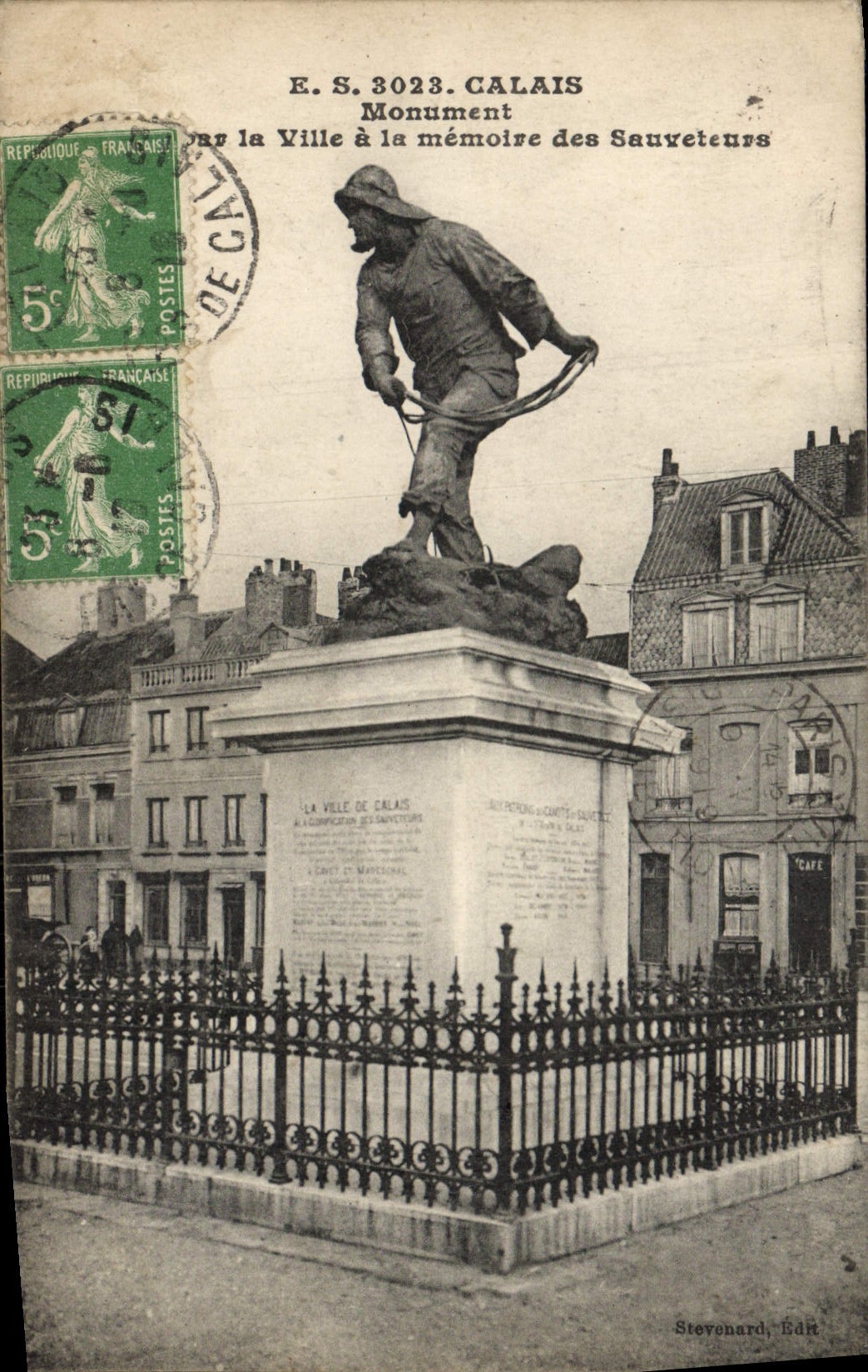 VINTAGE POSTCARD Calais Monument the City with the memory of the Marine Rescuers