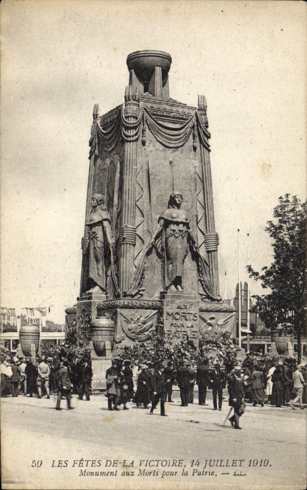 CPA Les Fetes de la Victoire 14 Juillet 1919 Monument aux Morts pour la patrie Militaria