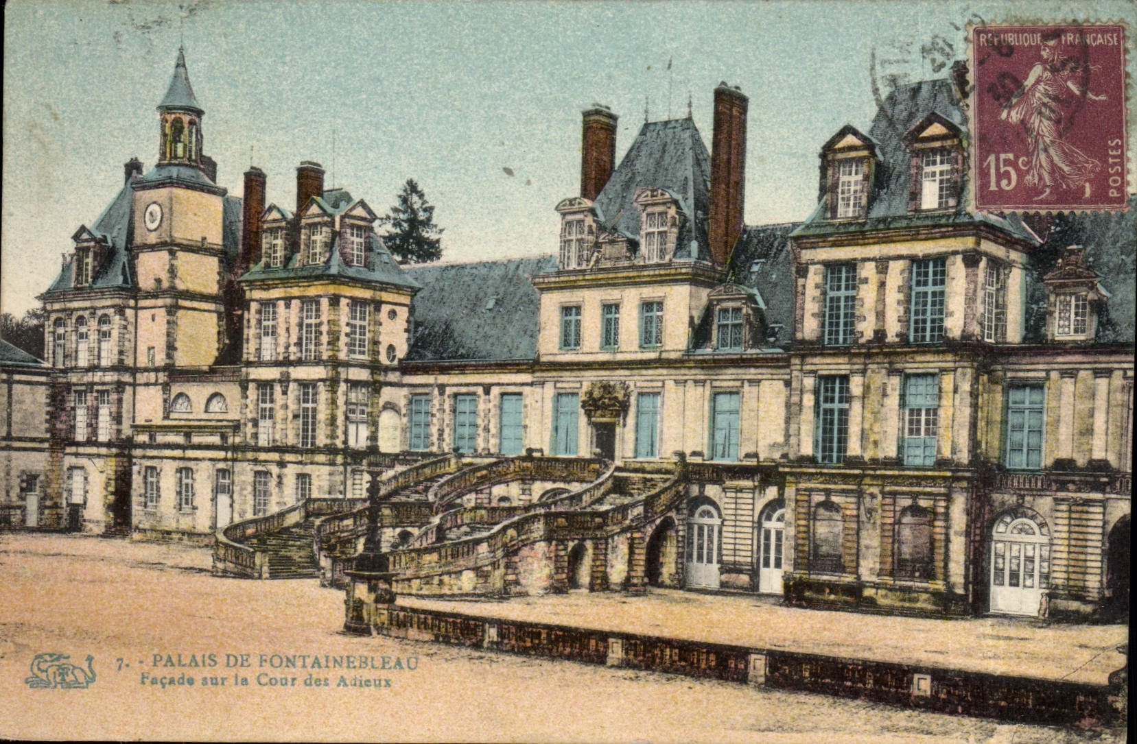 CPA Palais de Fontainebleau Facade sur la cour des Adieux 