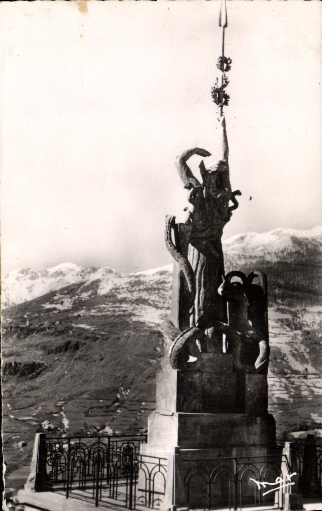 POSTAL MODERNA Briançon estatua de Francia