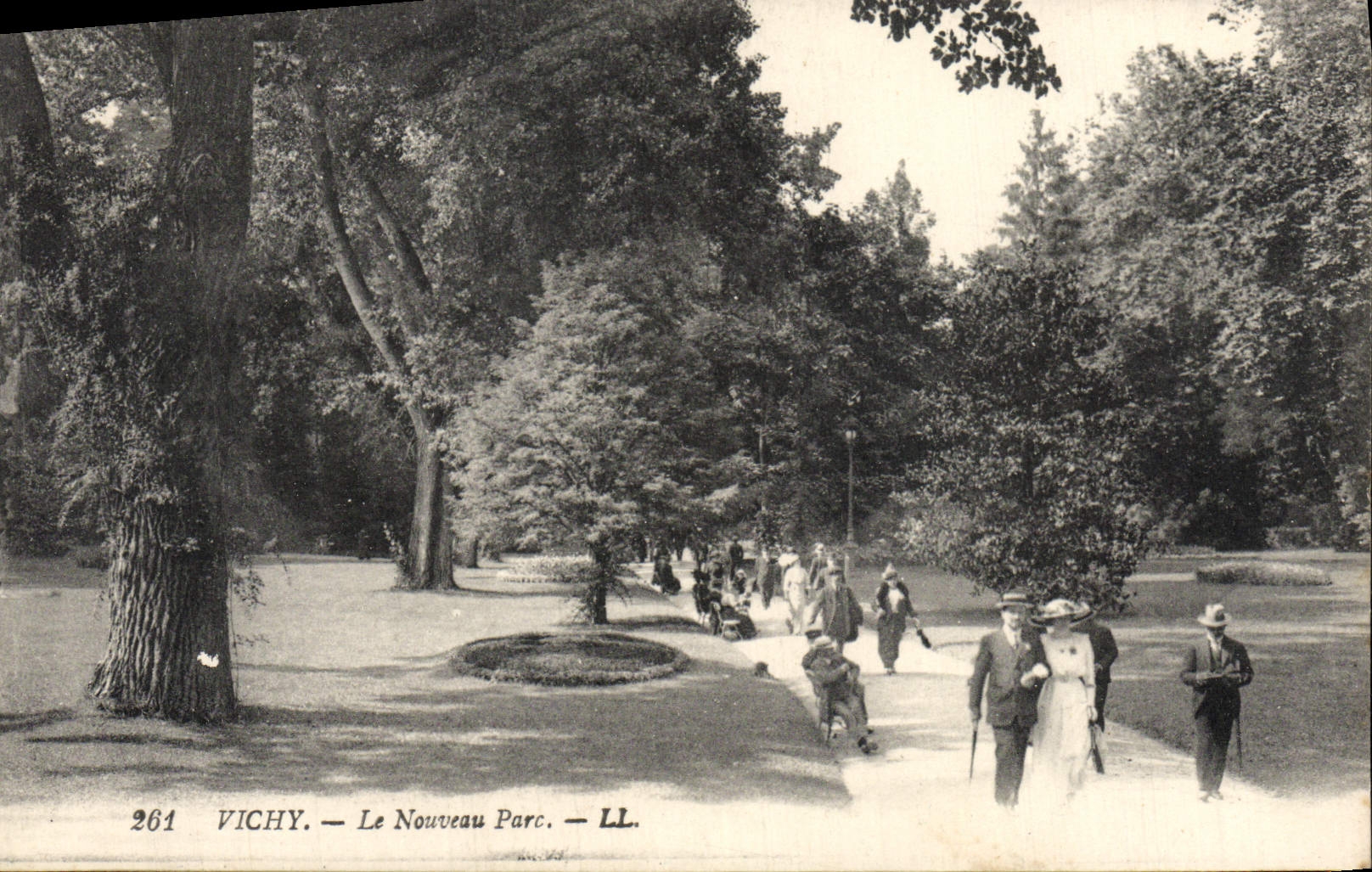 VINTAGE POSTCARD Vichy the New Park