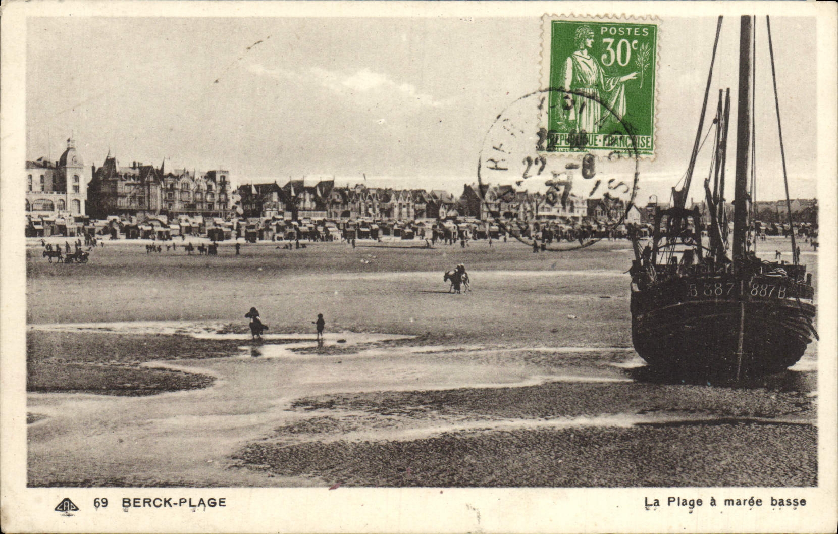 CPA Berck Plage La Plage a Maree Basse Bateau