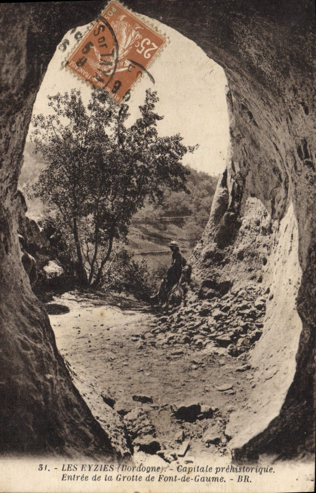 CPA Les Eyzies Capitate Prehistorique Entree de la grotte de Font de Gaume