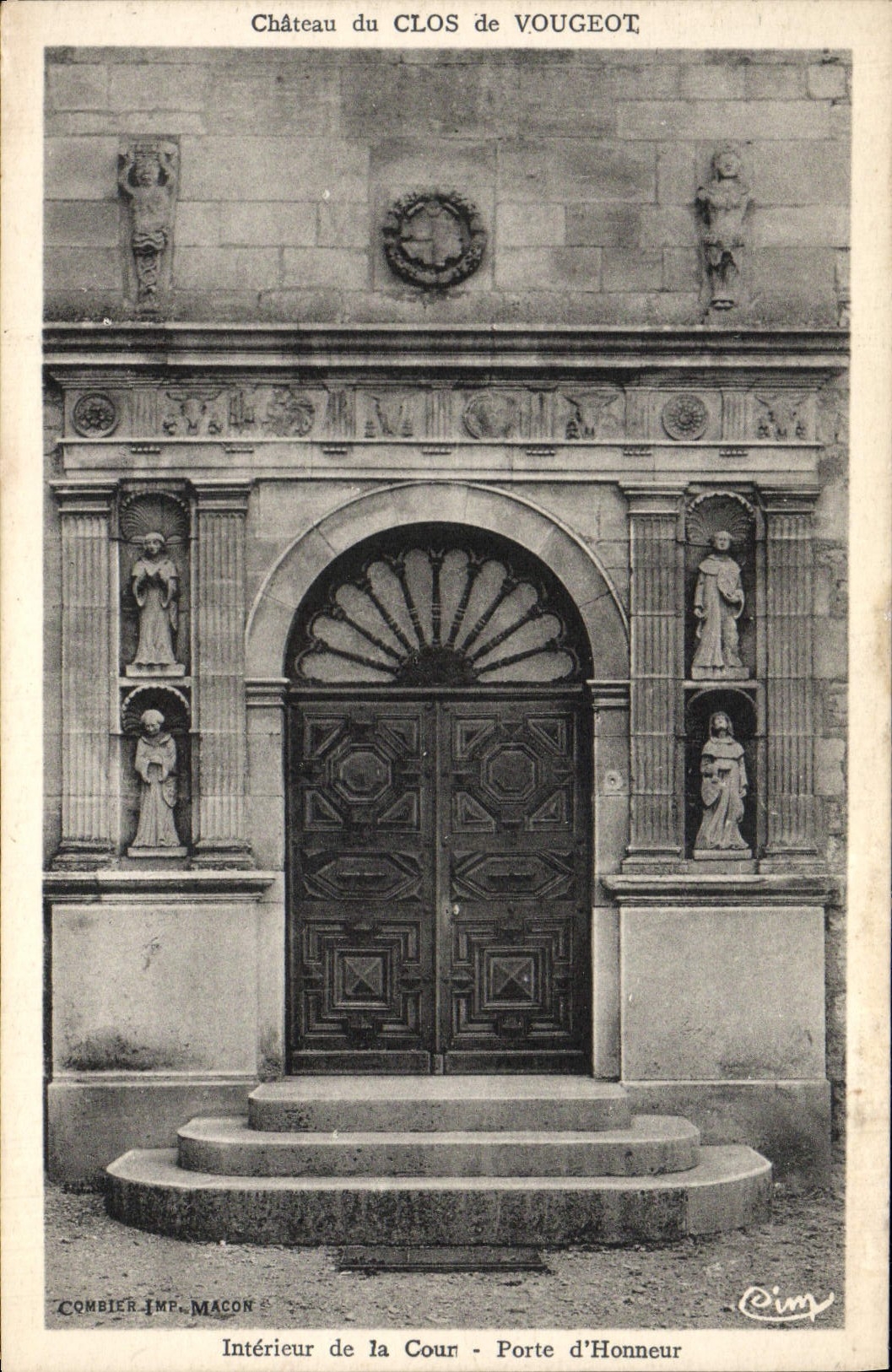 CPA Chateau du Clos de Vougeot Interieur de la cour porte d'honneur 
