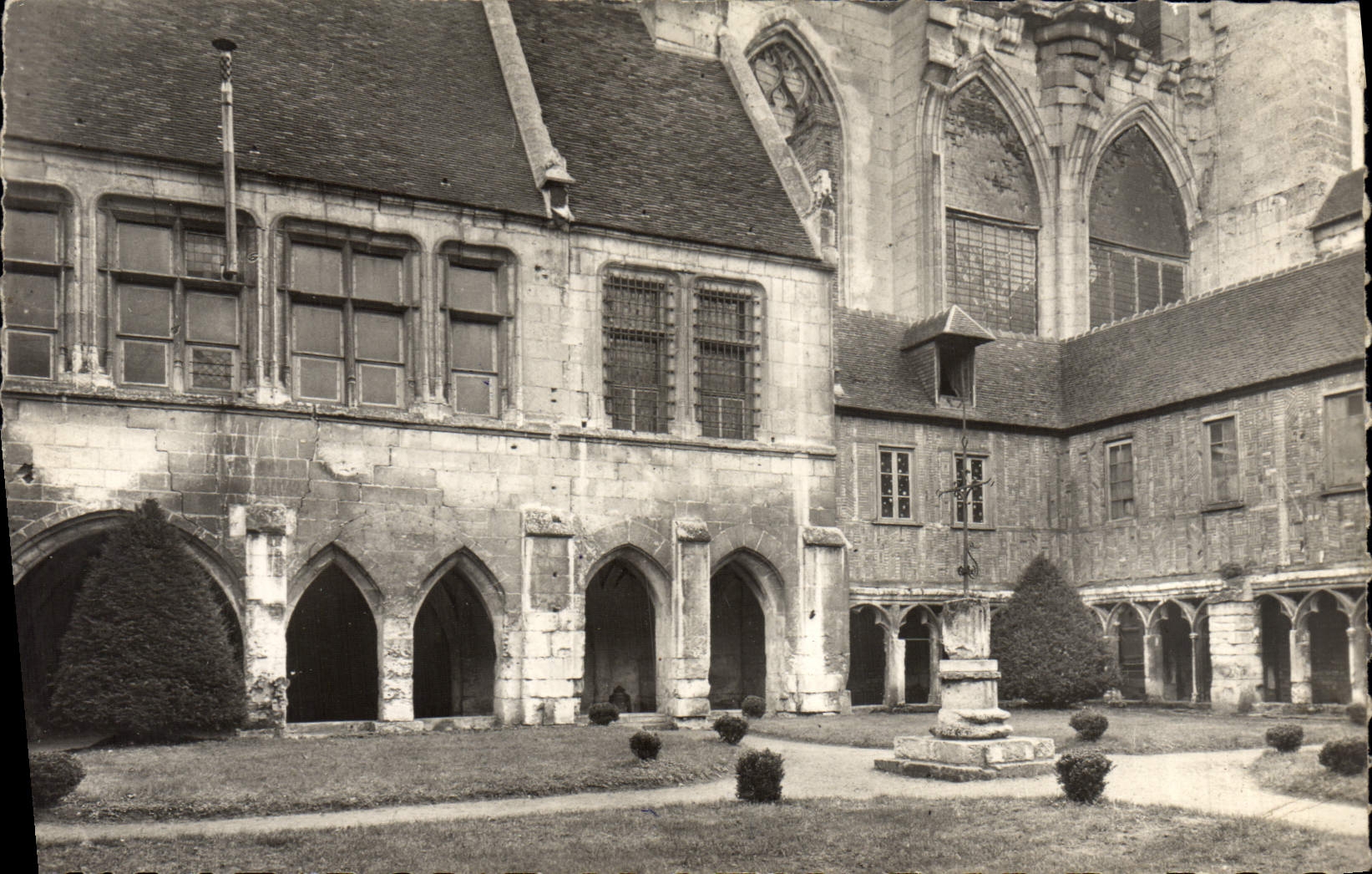 CPM Beauvais Le cloitre