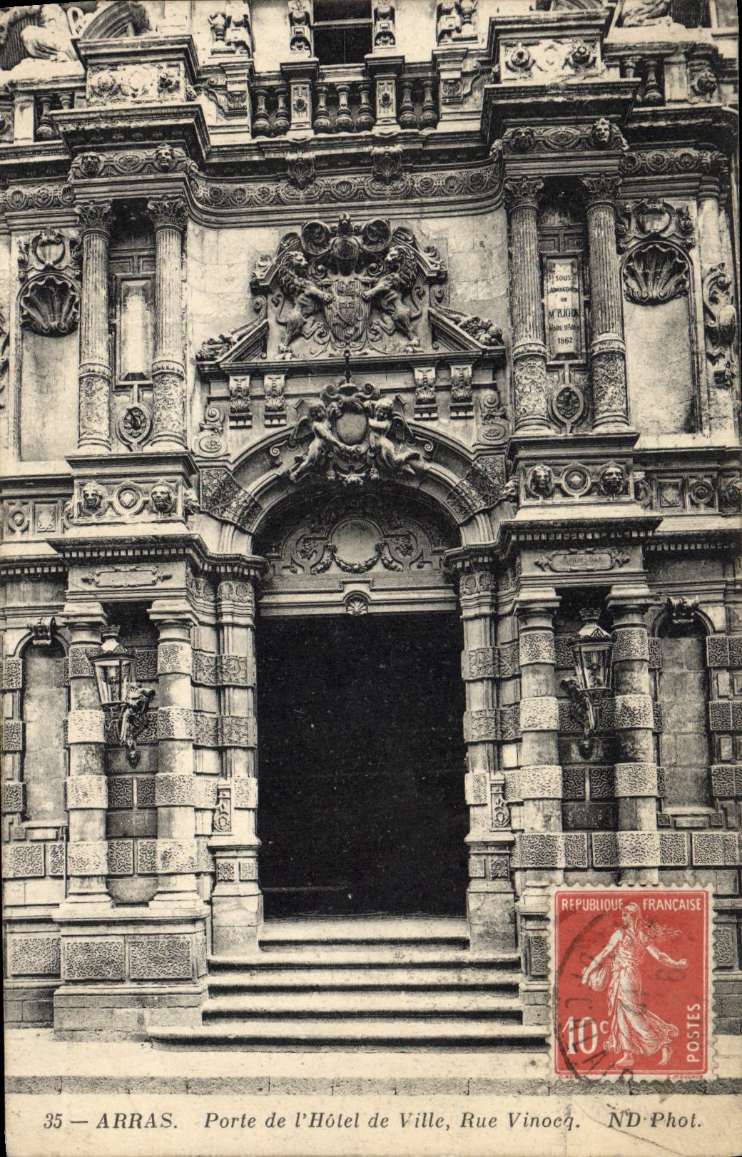 CPA Arras Porte de L'Hotel de Ville Rue Vinocq