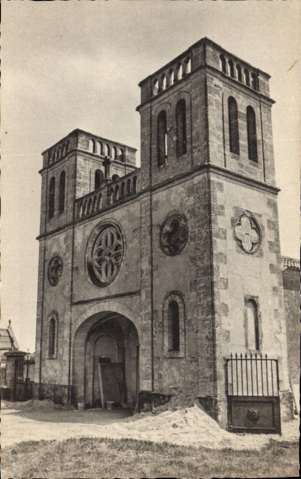 POSTAL Notre Dame De Verdelais de la VENDIMIA la iglesia vieja de sémenes interiores en la restauración