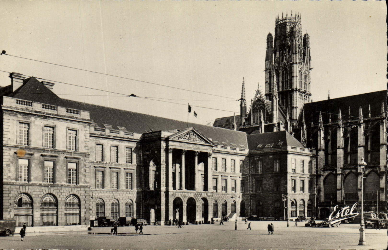 CPM Rouen Place de L'Hotel de Ville et Eglise Saint Ouen