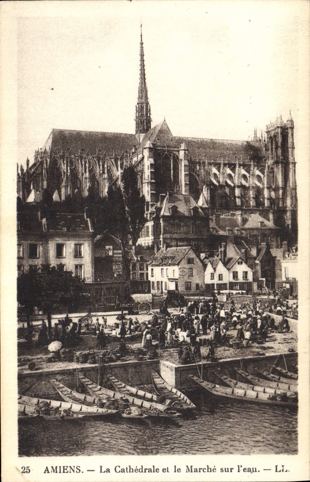 CPA Amiens La Cathedrale et le Marche Sur L'Eau