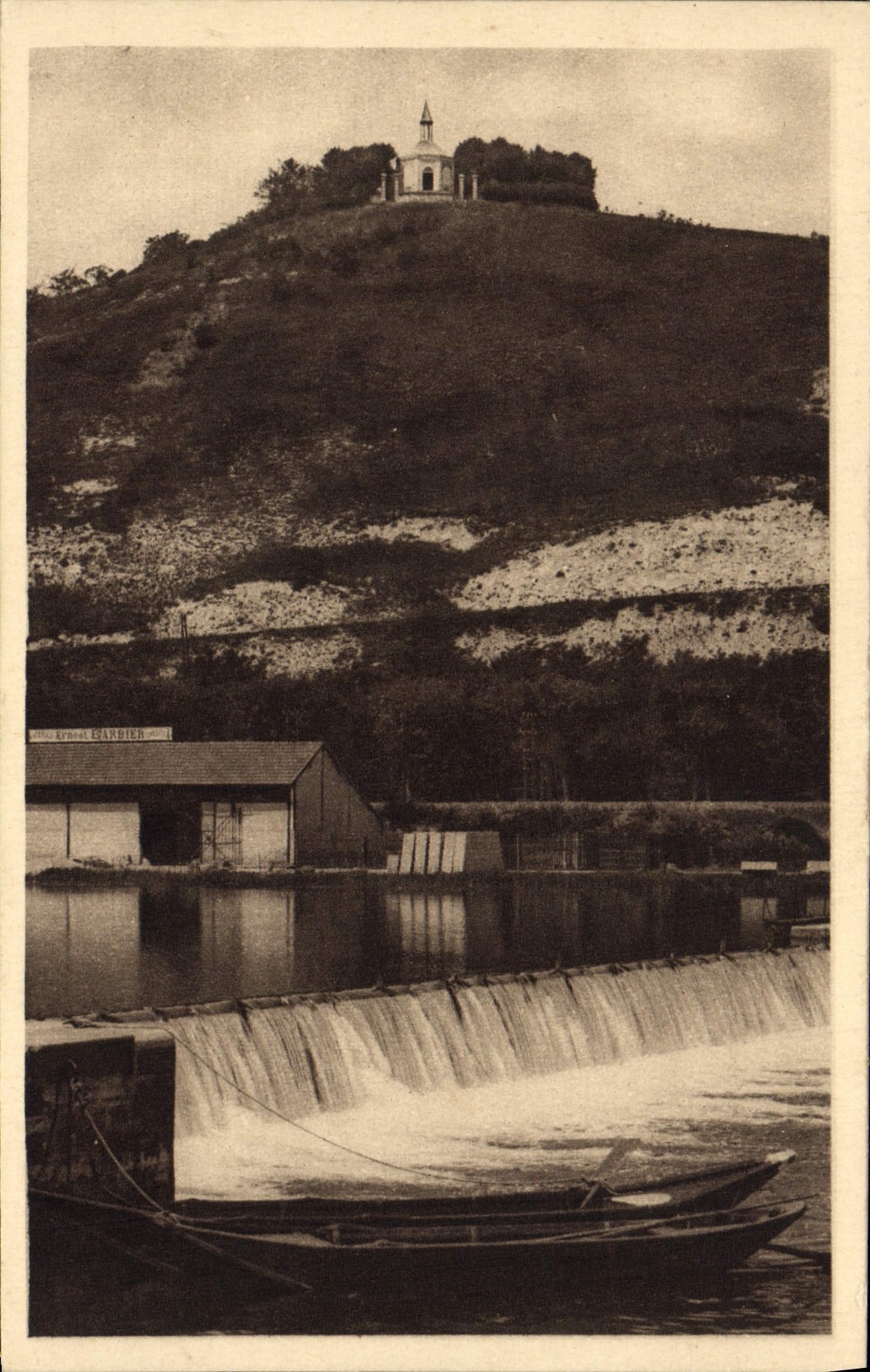 De la VENDIMIA de la POSTAL cámara acorazada Sens y montaña de bueno Saint