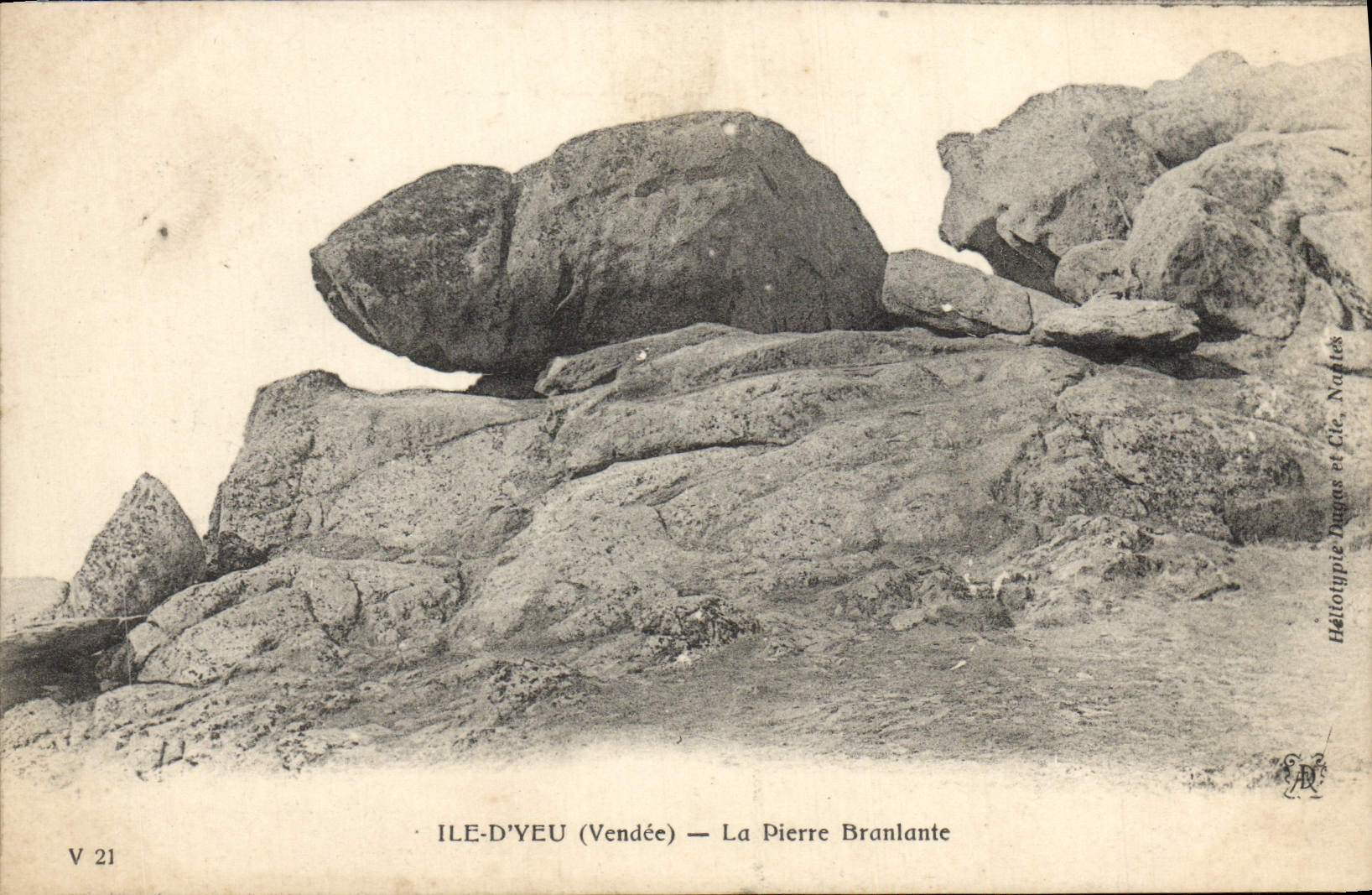 VINTAGE POSTCARD Island D' Yeu Pierre Shaking