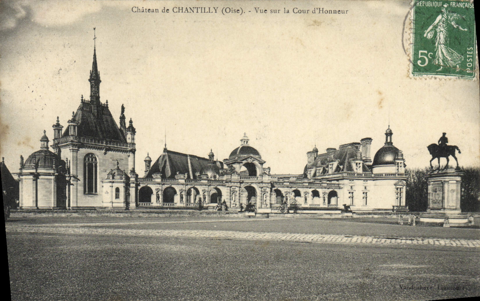 CPA Chateau de Chantilly Vue sur la Cour d'Honneur
