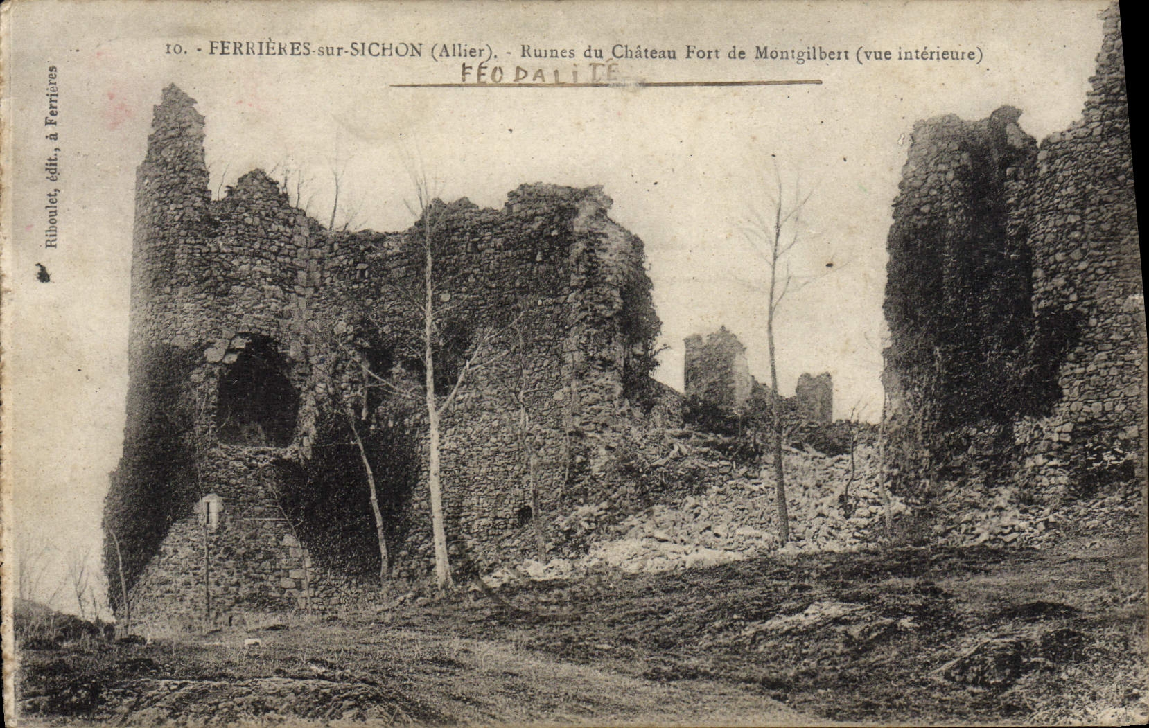 CPA Ferrieres Sur Sichon runes du Chateau Fort de Montgilbert