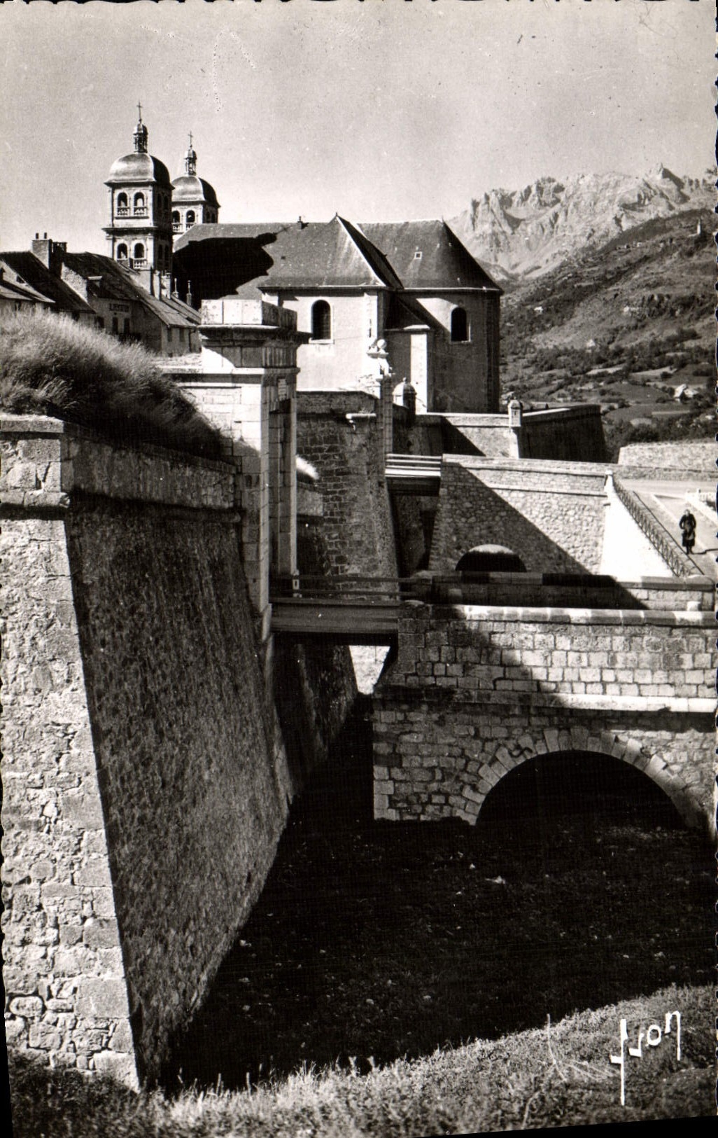 CPM Briancon La Porte de Pignerol et la Collegiale Notre Dame