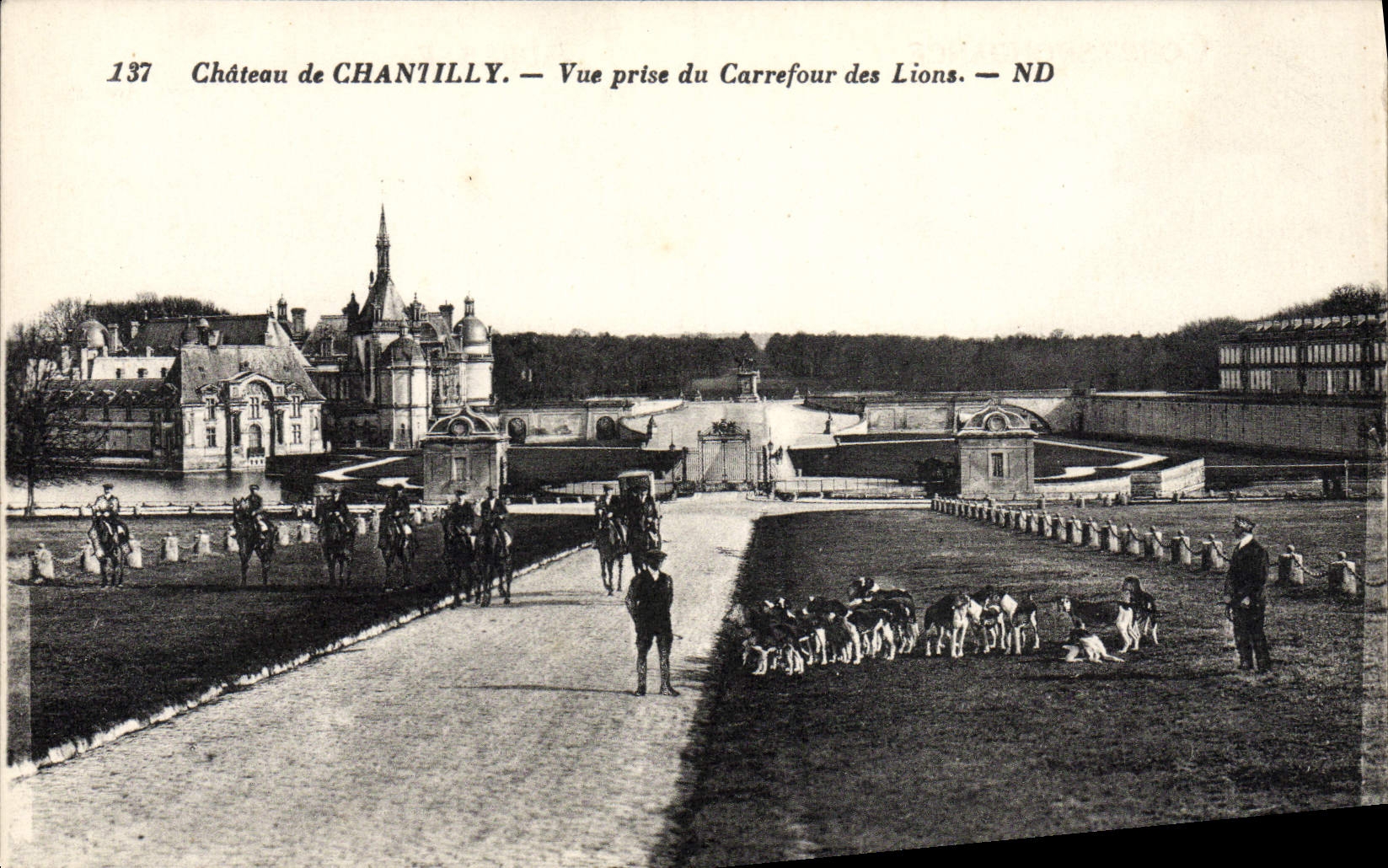 Castillo de la POSTAL de la VENDIMIA de Chantilly vista de la encrucijada de los perros de la caza de los leones