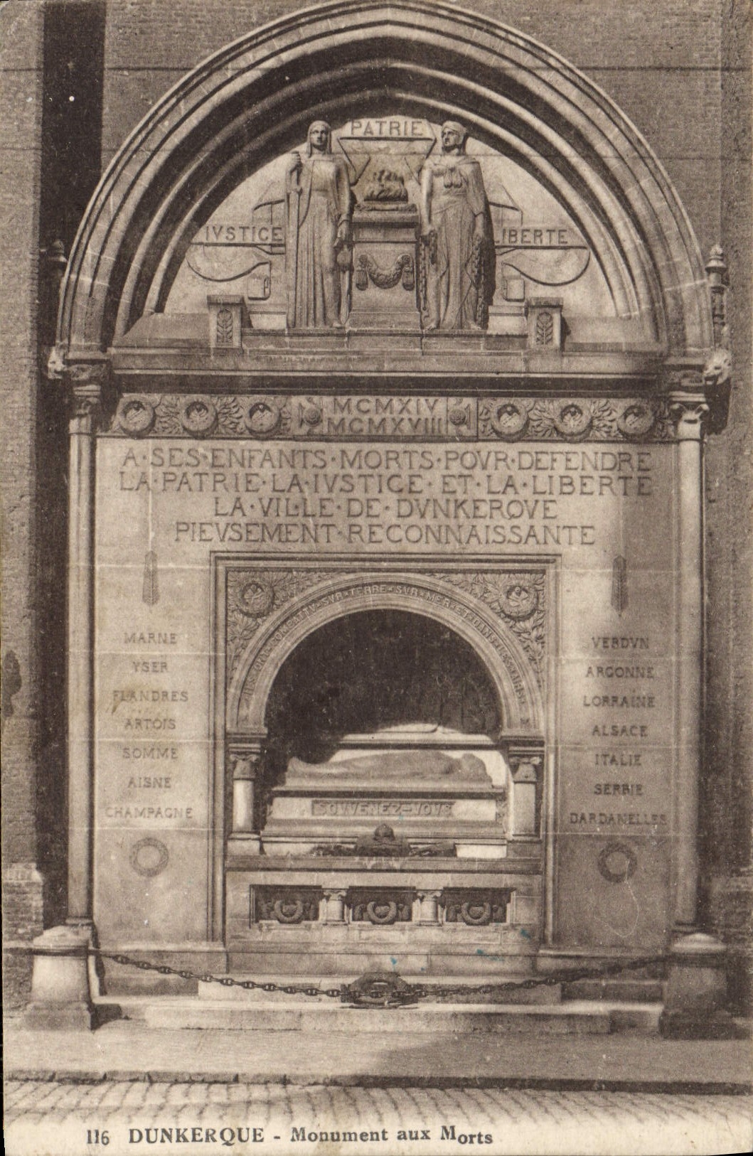 CPA Dunkerque Monument aux Morts Militaria