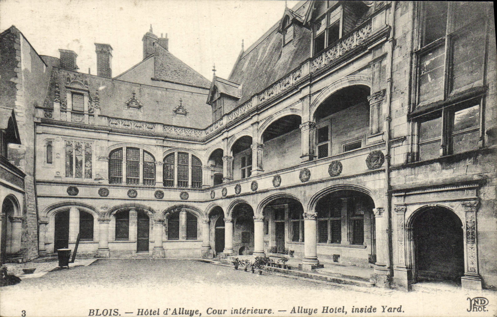CPA Blois Hotel d'Alluye Cour interieure