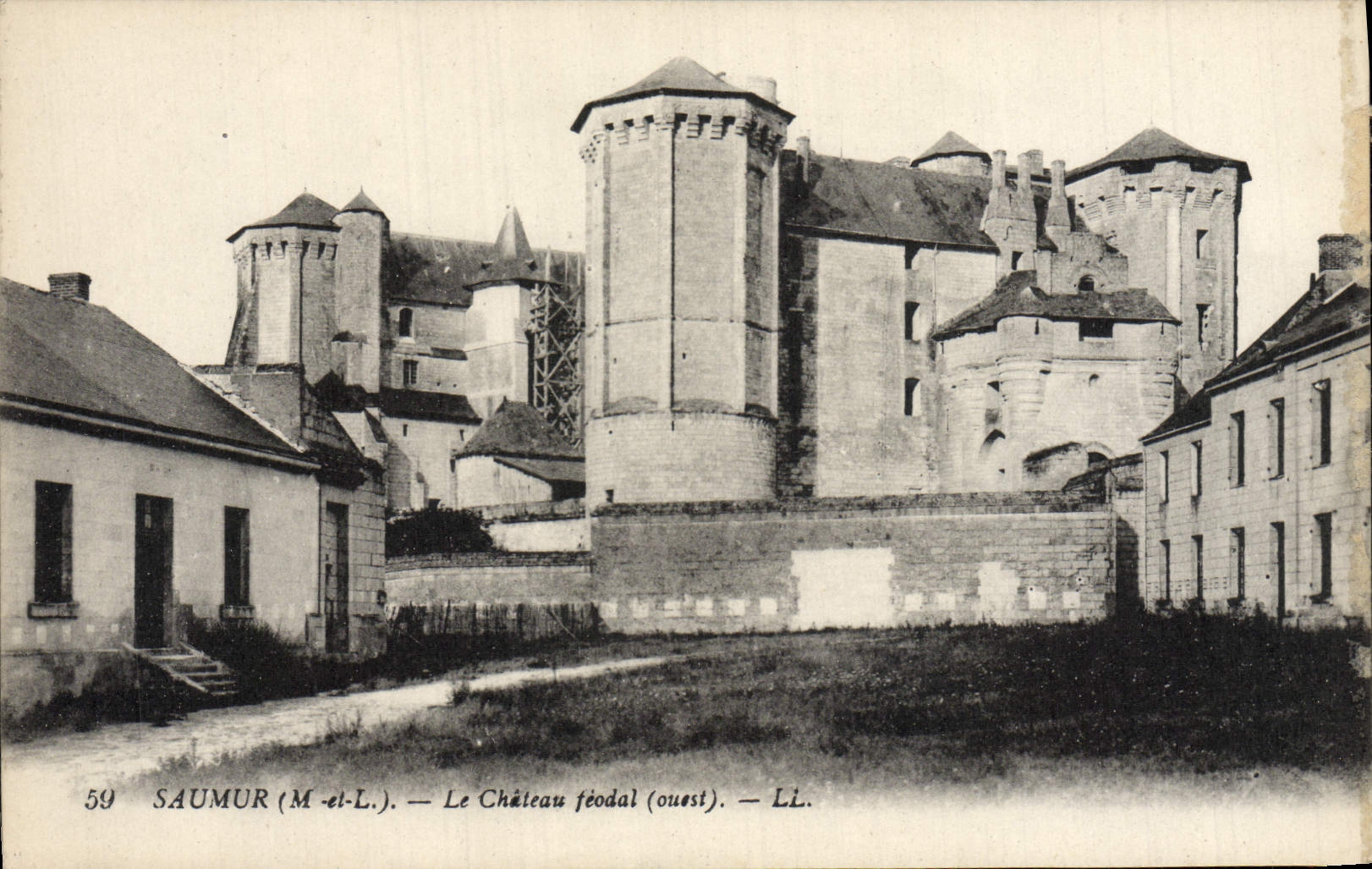 VINTAGE POSTCARD Saumur the Feudal Castle