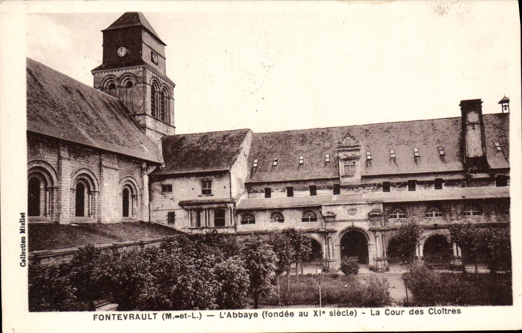 CPA Fontevrault L'Abbaye La Cour Des Cloitres