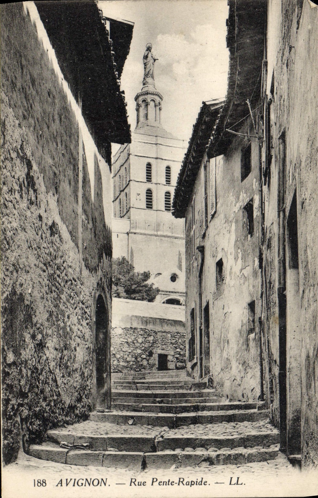 Cuesta rápida de la calle de Avignon de la POSTAL de la VENDIMIA