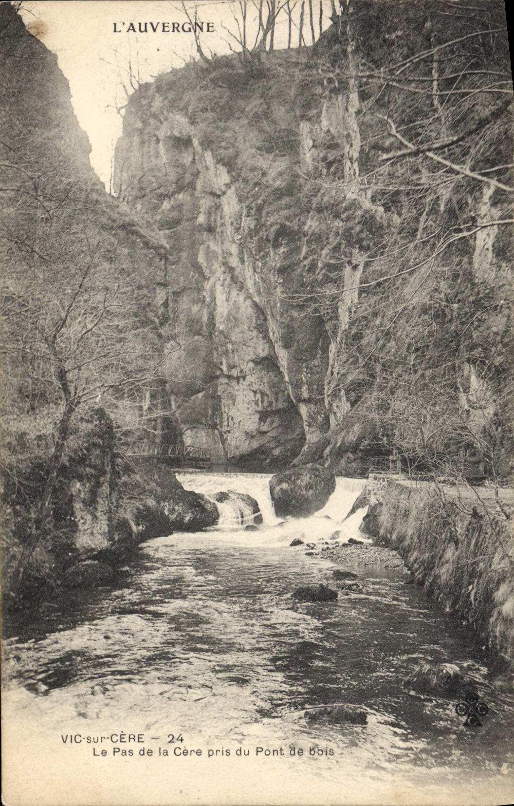 CPA L'Auvergne Vic Sur Cere Le Pas De La cere Pris Du Pont De Bois