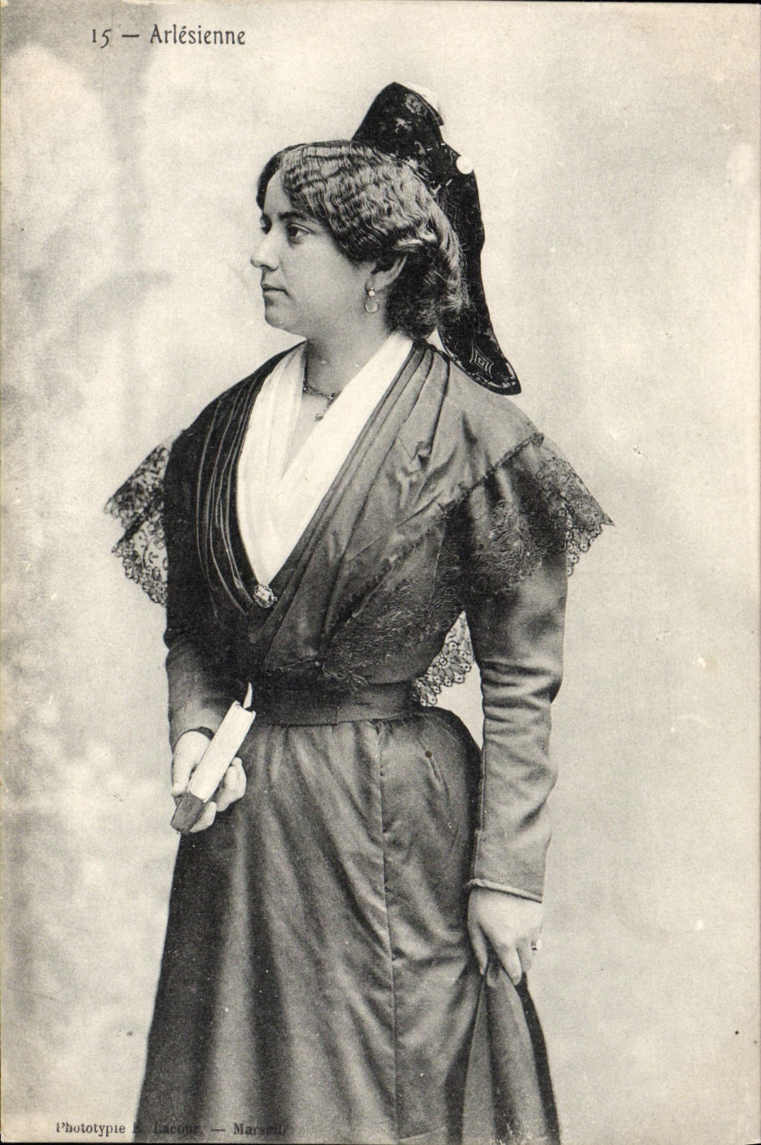 CPA Arlesienne Folklore Femme