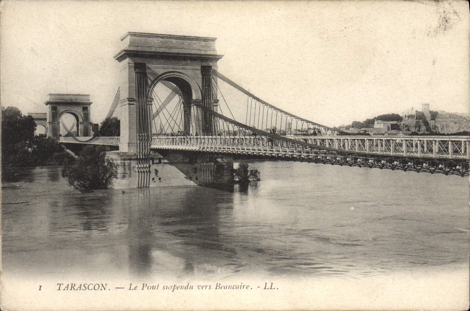 CPA Tarascon Le Pont suspendu vers Beaucaire
