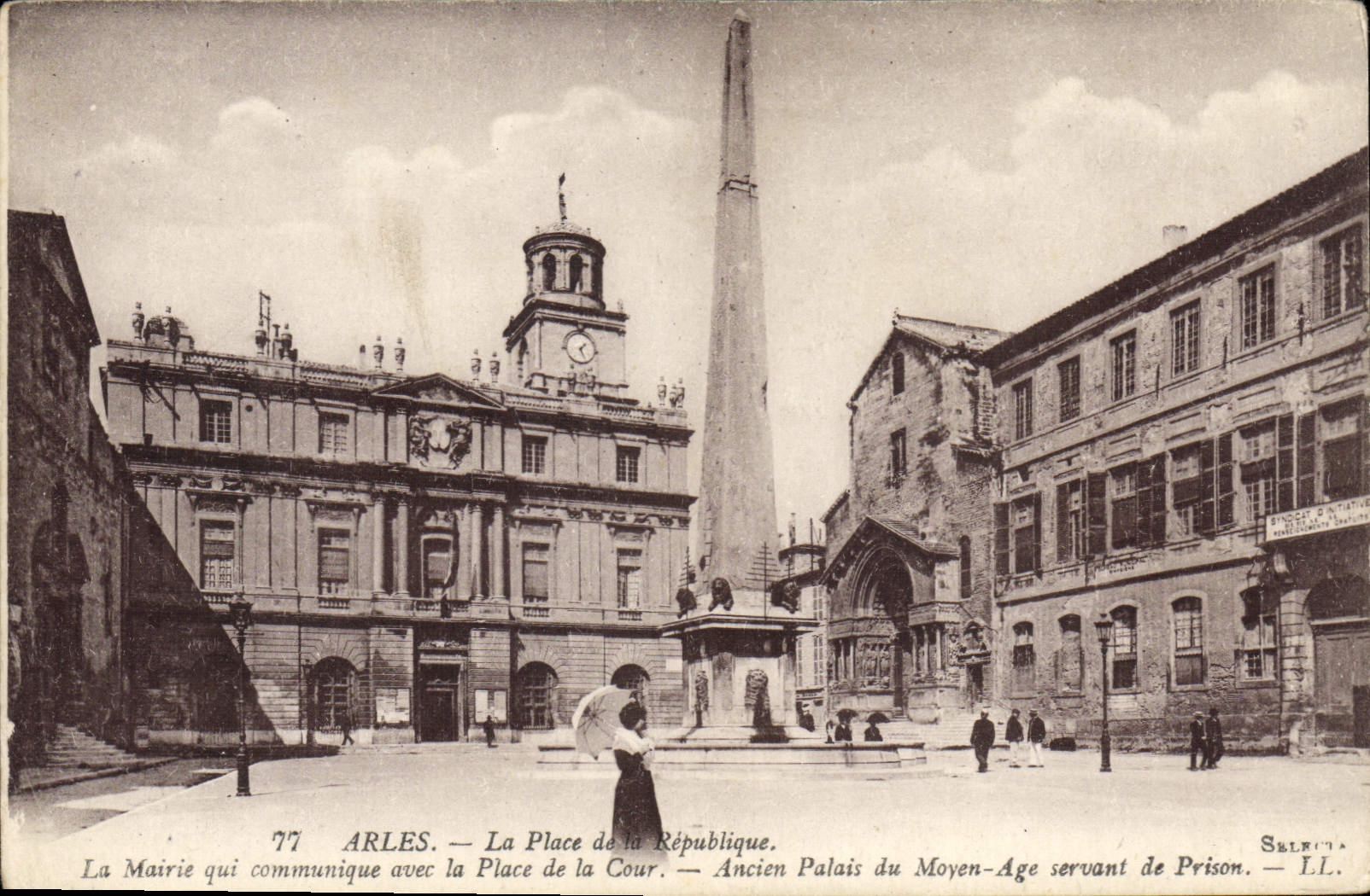 CPA Arles La Place De La Republique