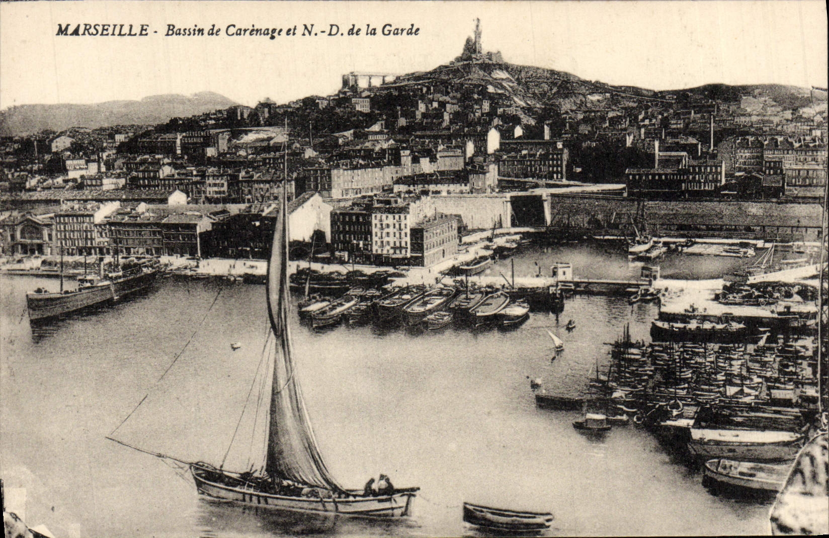 CPA Marseille Bassin De Carenage Et ND de la Garde Bateaux