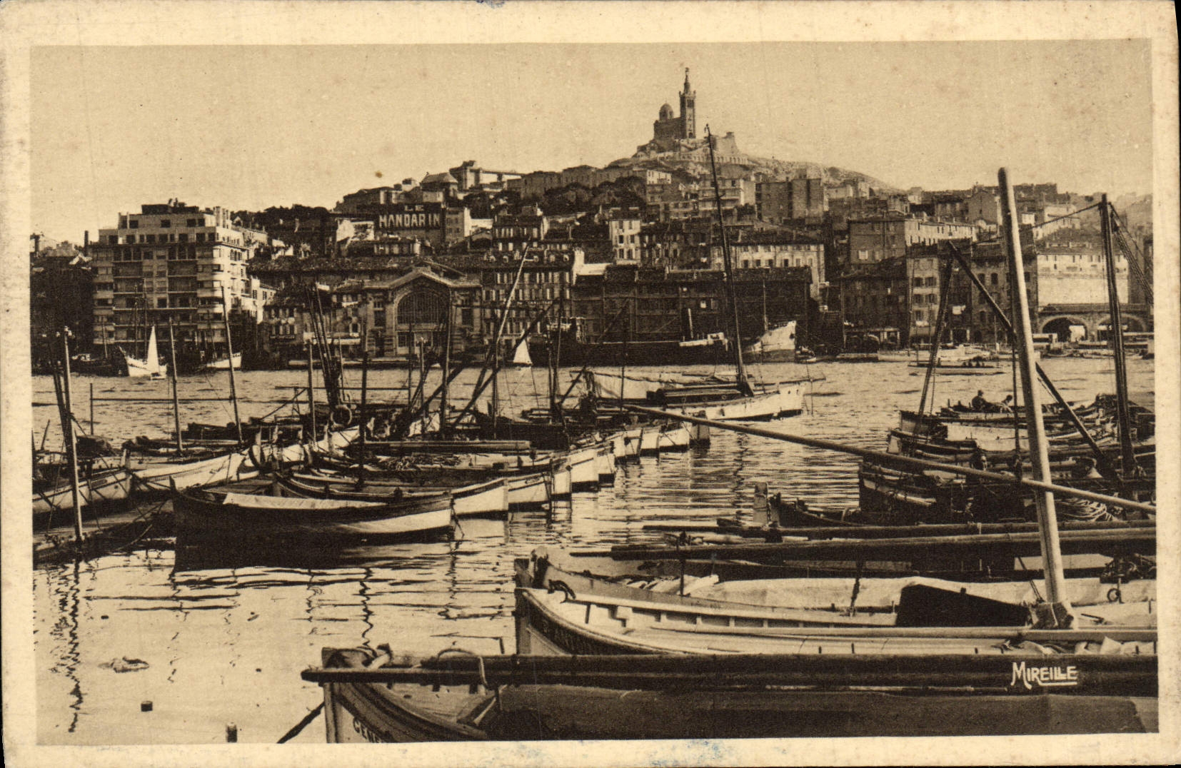 CPA Marseille Le Vieux Port Et Notre Dame De La Garde Bateaux
