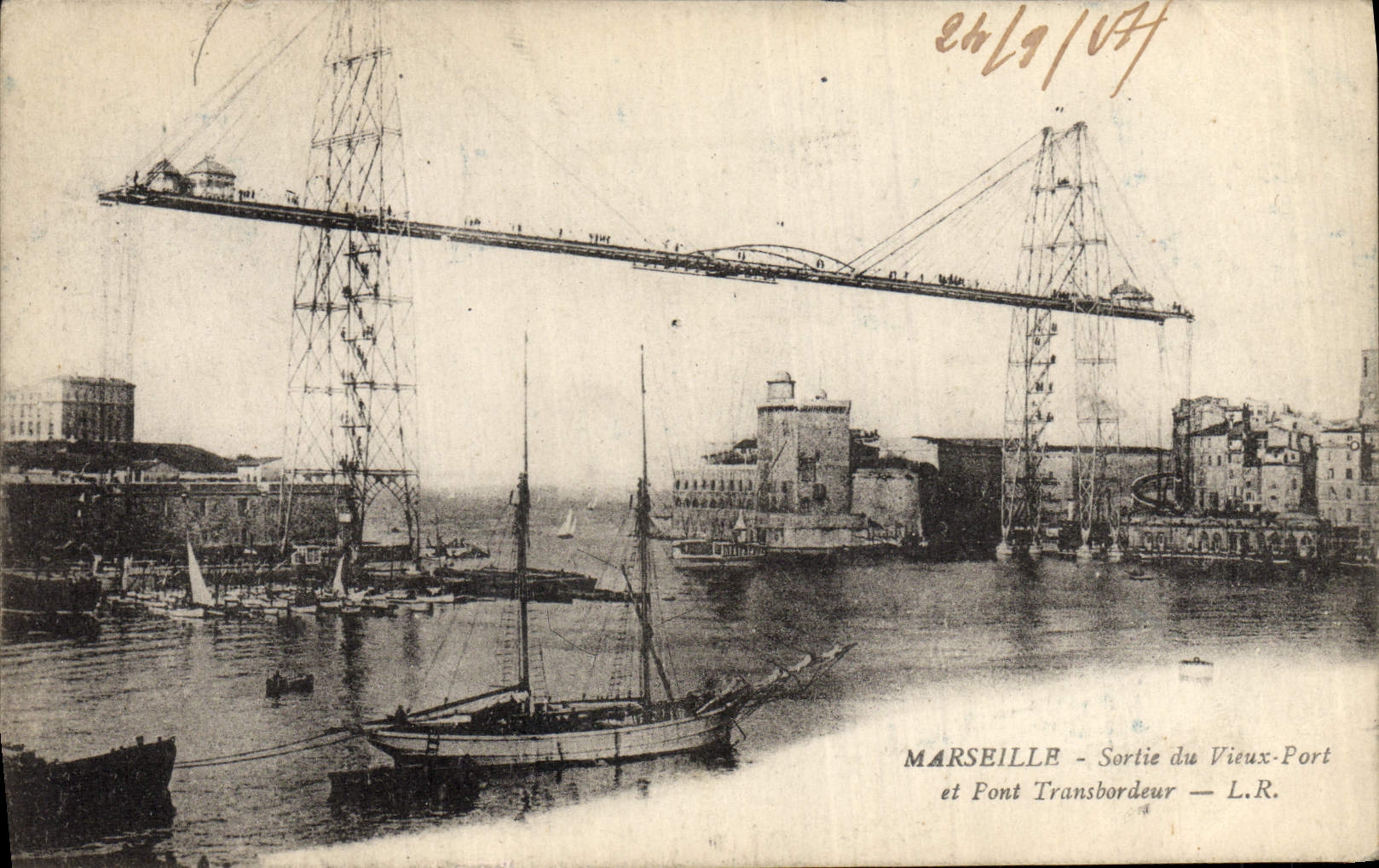 La POSTAL Marsella de la VENDIMIA salió del puente del puerto viejo y del transportador