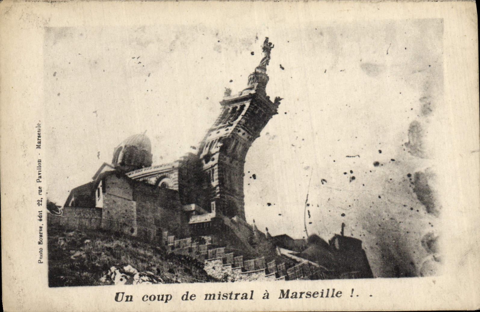 CPA Un coup de Mistral a Marseille 