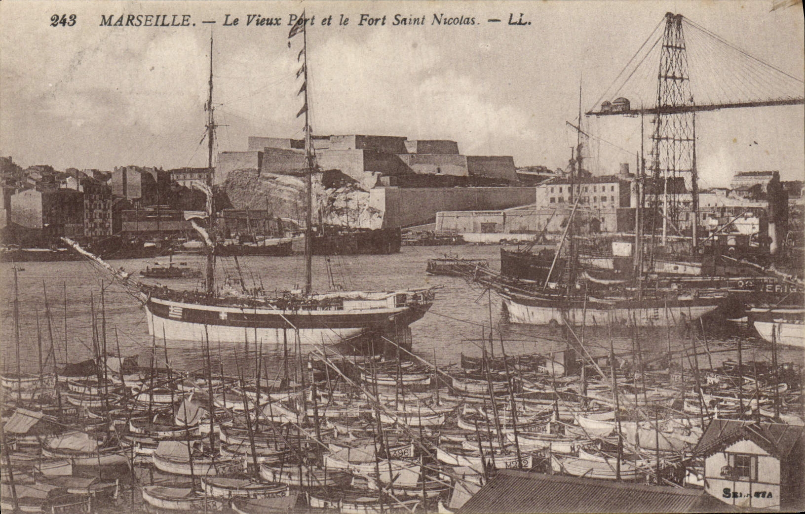 CPA Marseille Le Vieux Port et le Fort Saint Nicolas Bateaux