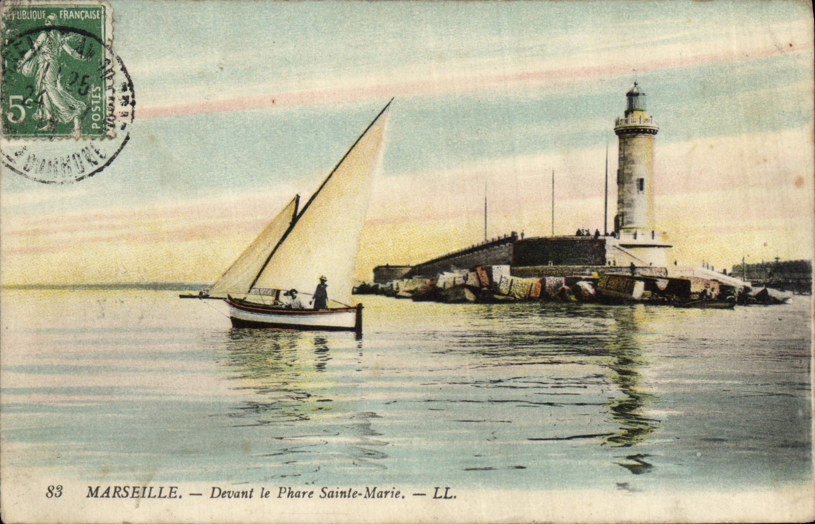 CPA Marseille Devant le Phare Sainte Marie Bateau
