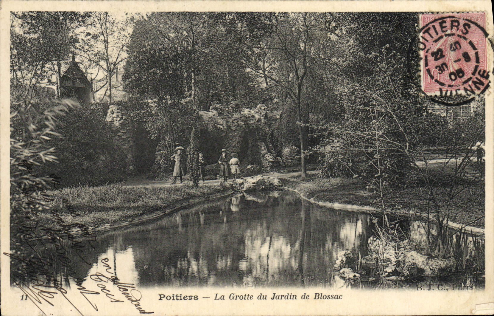CPA Poitiers La Grotte du Jardin de Blossac Enfants