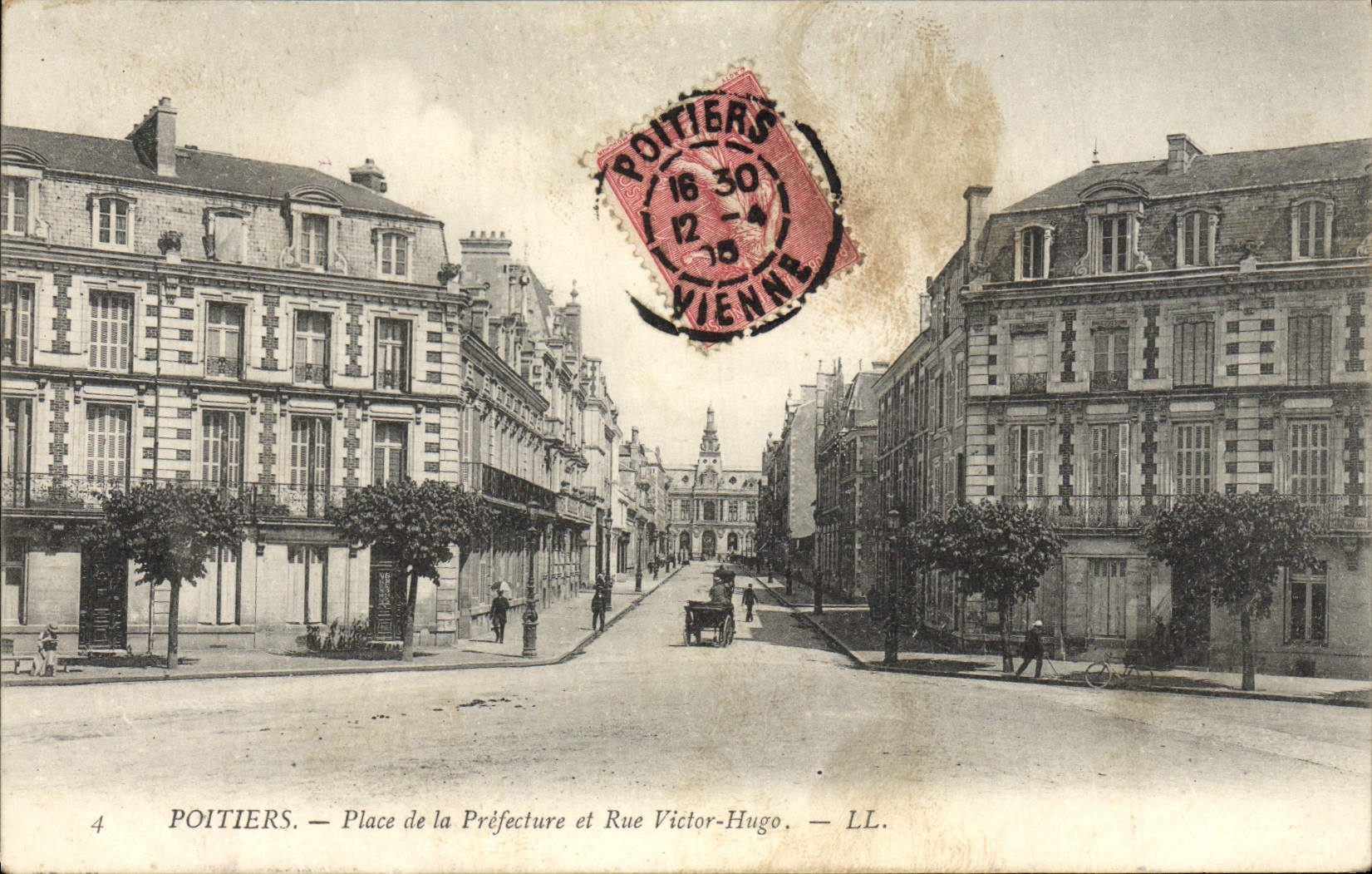 CPA Poitiers Palais de Prefecture et Rue Victor Hugo